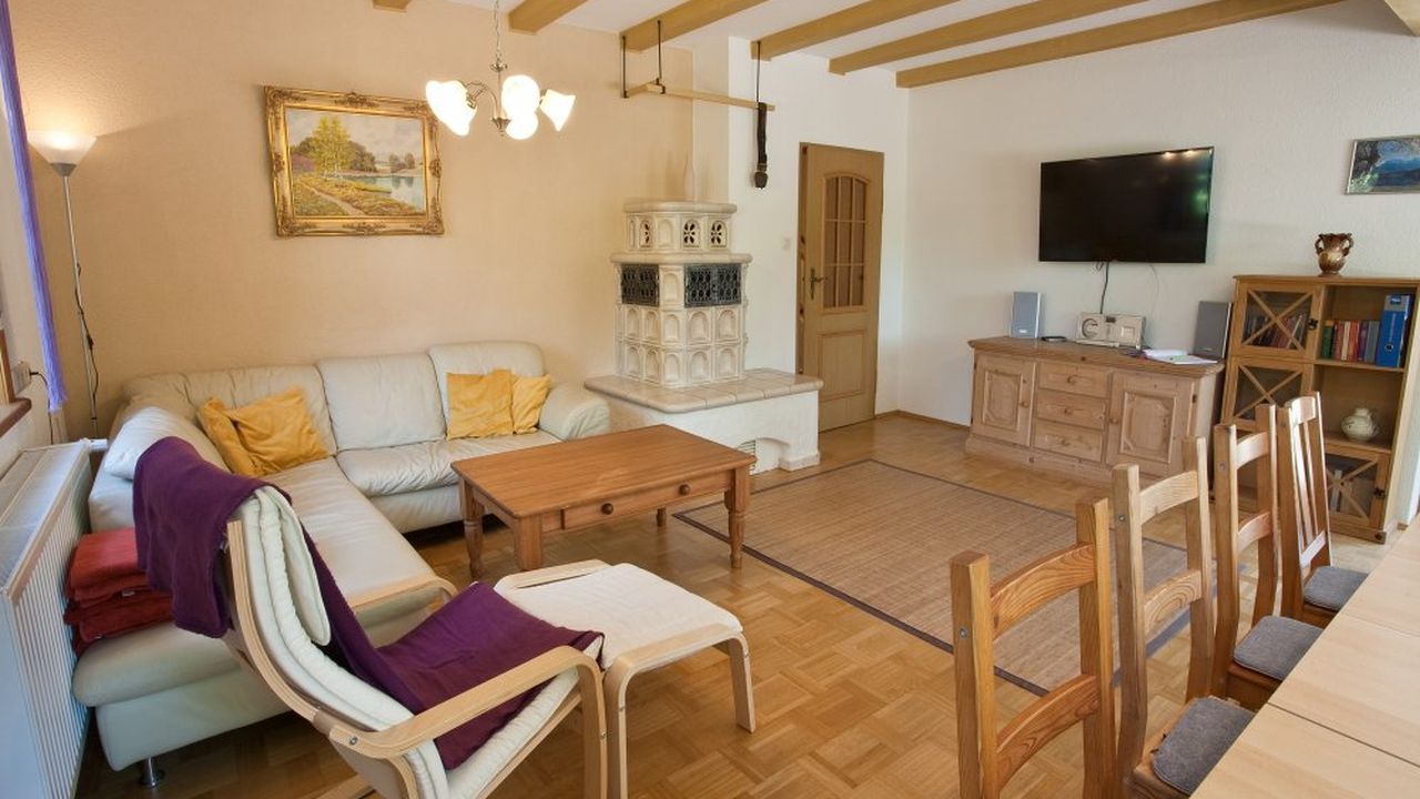 Kachelofen im Wohnzimmer im Erdgeschoss Kachelofen im Wohnzimmer im Erdgeschoss